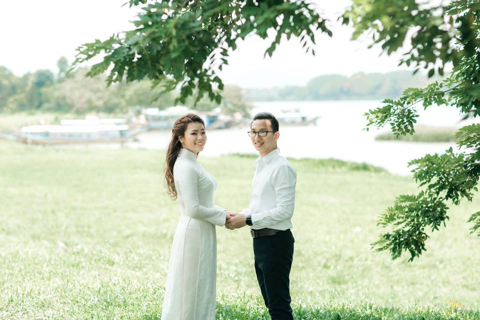 cô dâu chú rể chụp ảnh phong cách học sinh tại Quốc Học Huế