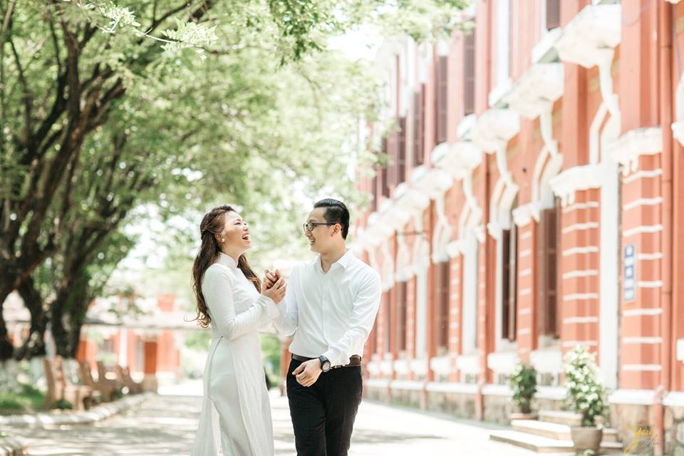 cô dâu chú rể tung tăng nô đùa trên sân trường quốc học huế