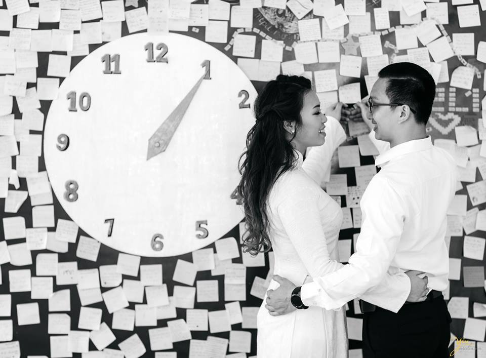 cô dâu chú rể cùng dán giấy note lên tường