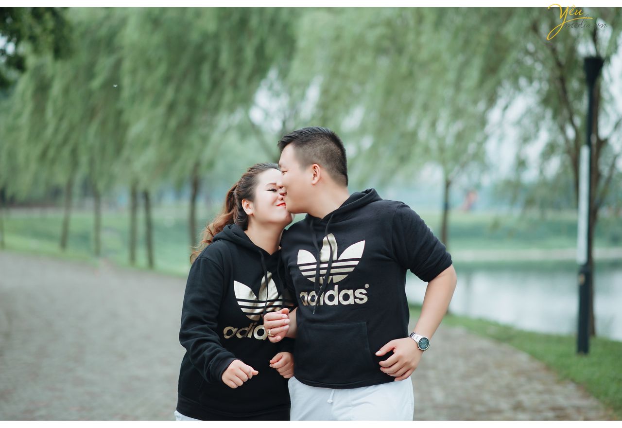 ảnh cưới ngoại cảnh chụp cô dâu chú rể tập thể dục