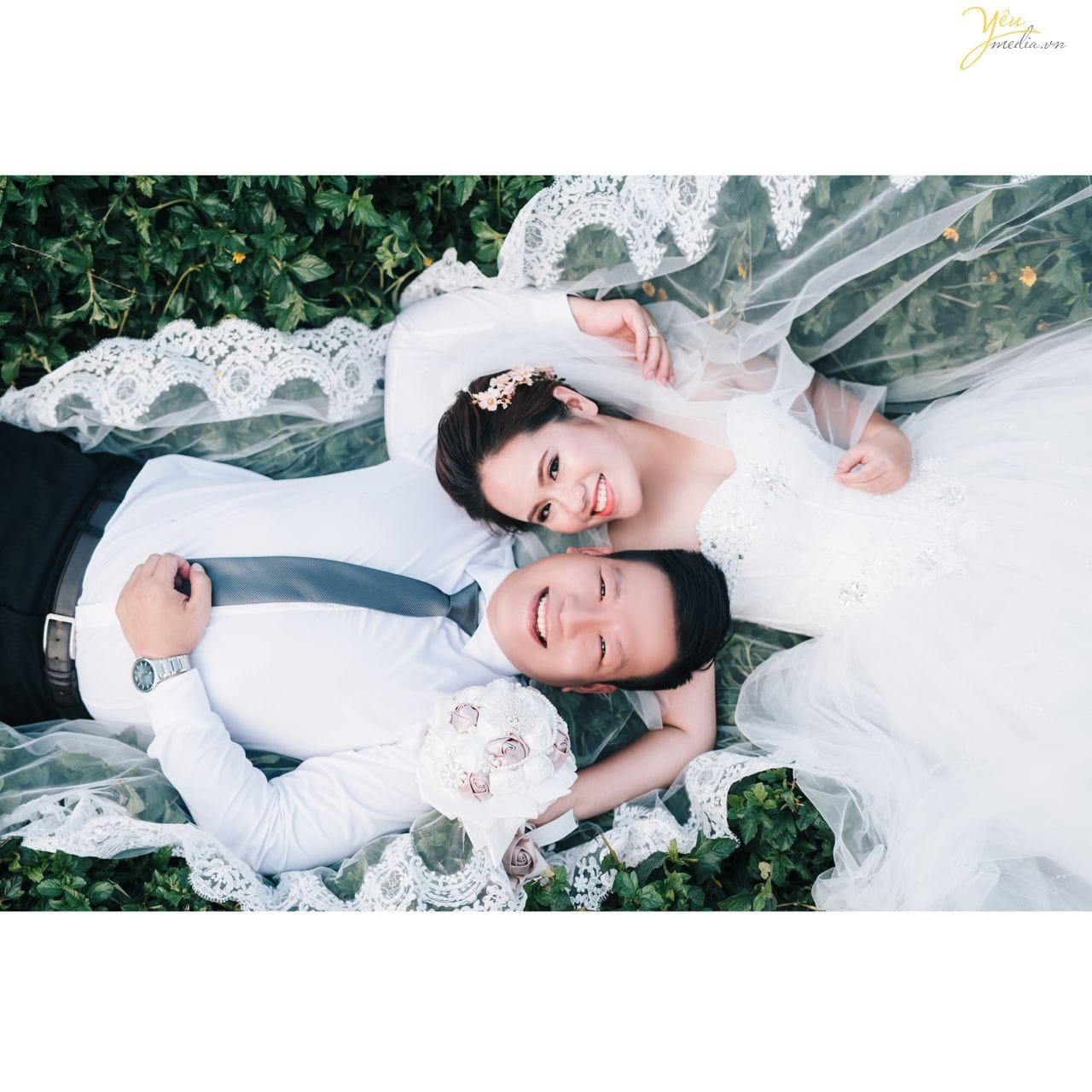ảnh cưới đẹp cô dâu chú rể nằm trên thảm cỏ công viên yên sở