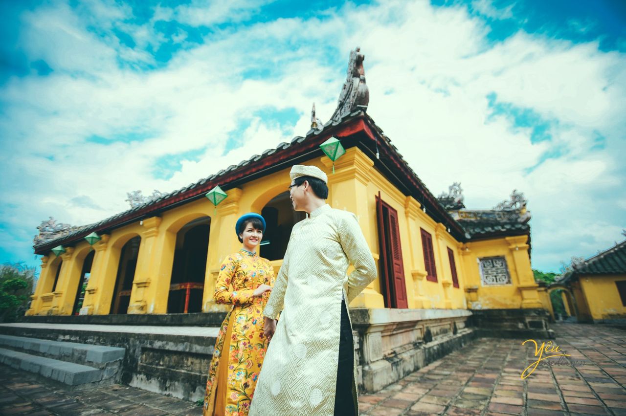 cô dâu chú rể chụp concept nắm tay anh đi khắp thế gian