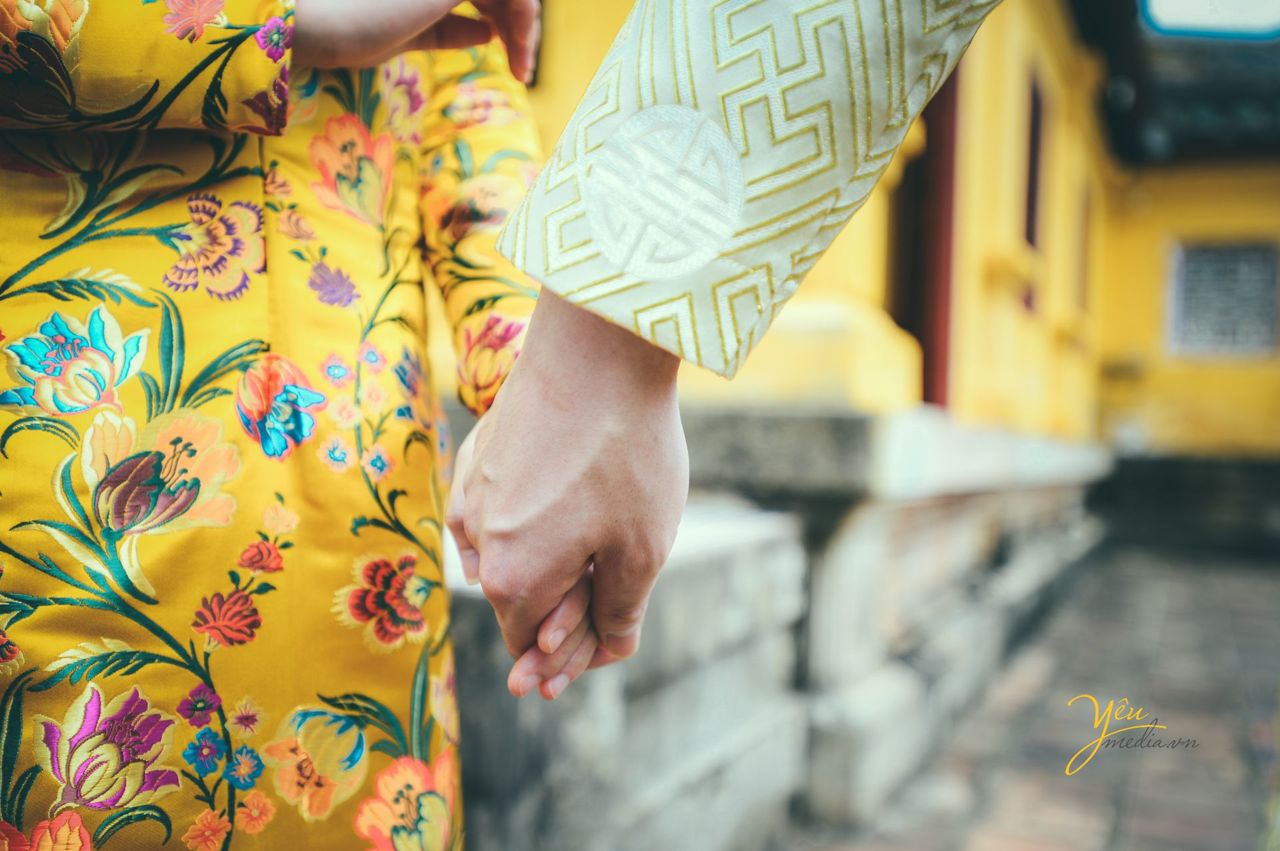 ảnh cưới chụp tay chú rể nắm tay cô dâu tình cảm