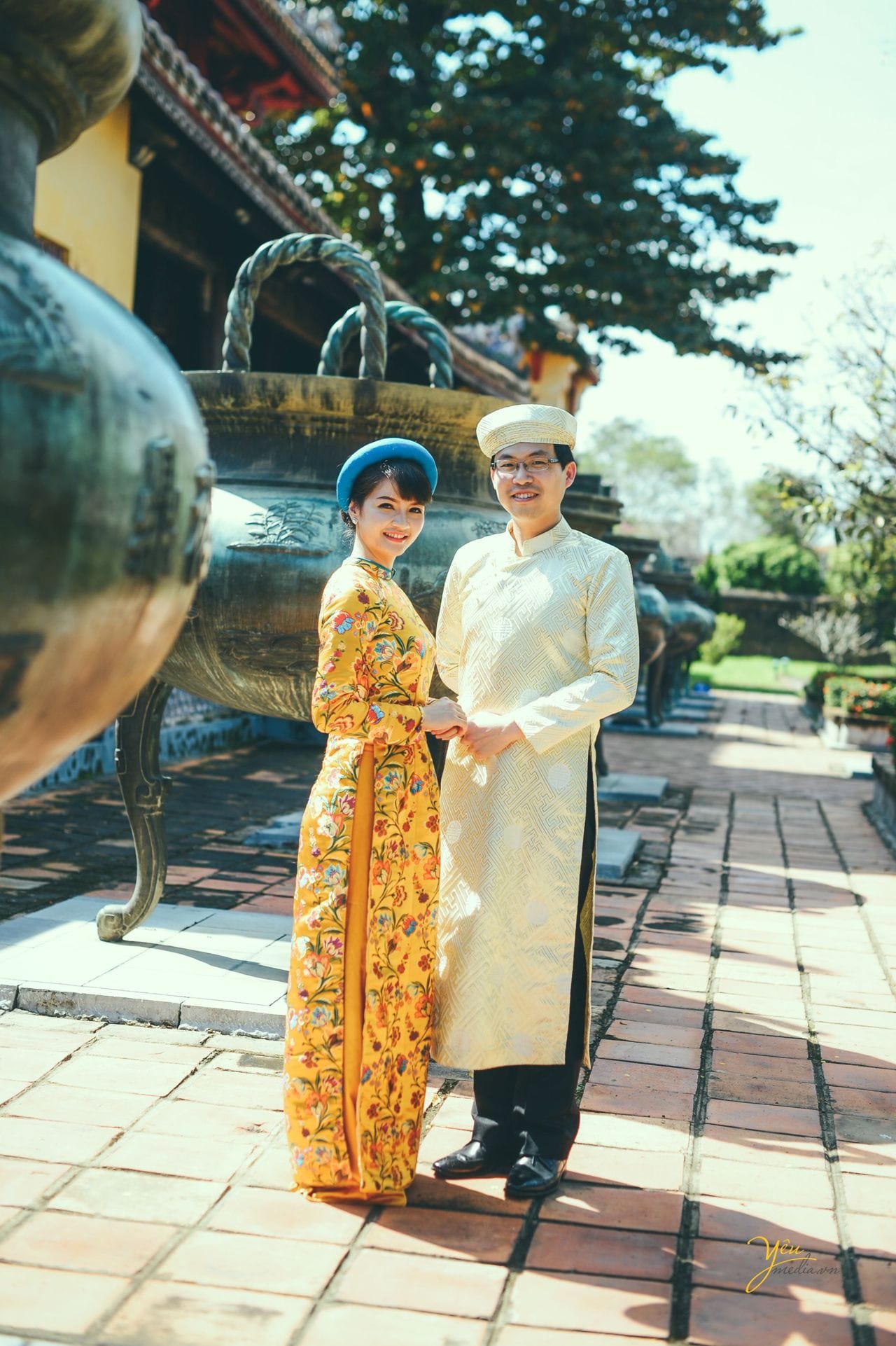 cô dâu chú rể chụp ảnh áo dài gấm truyền thống