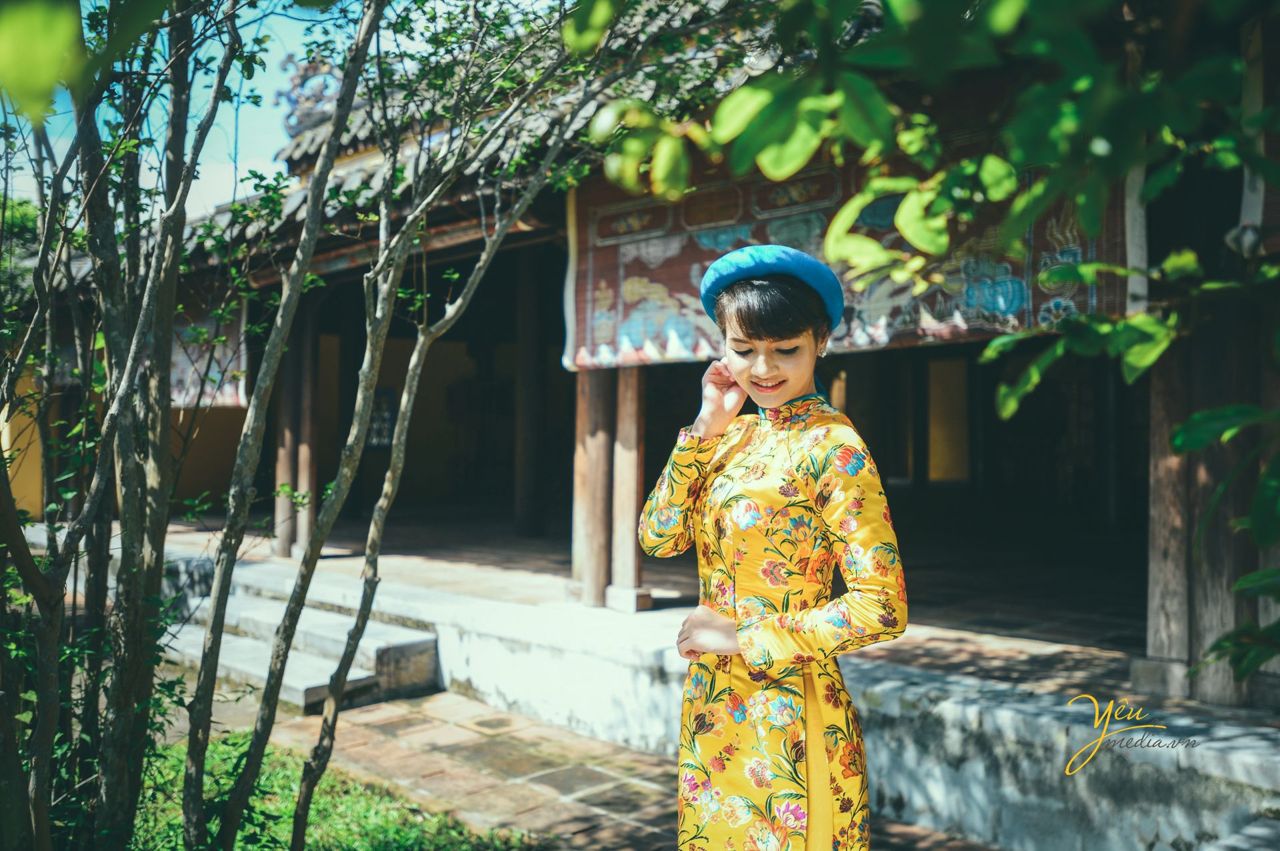 cô dâu mặc áo dài gấm màu vàng