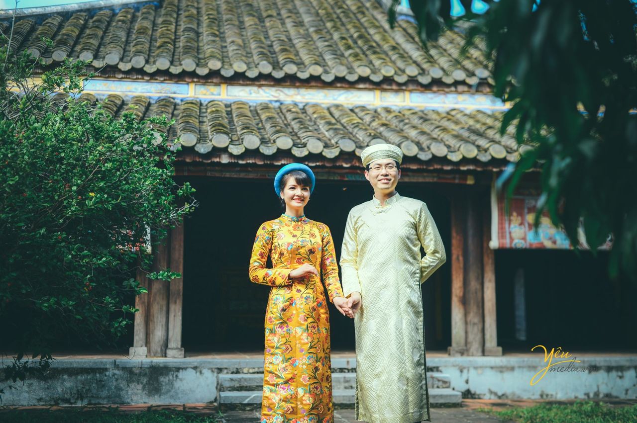 ảnh cưới cô dâu chú rể mặc áo dài cổ truyền