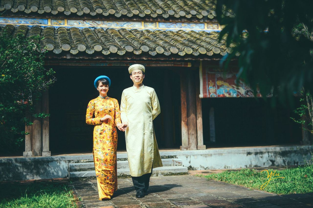 ảnh cưới chụp tại đại nội huế với áo dài gấm cổ truyền