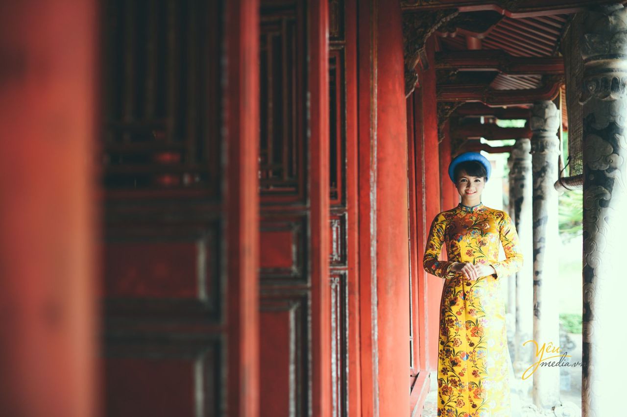 cô dâu mặc áo dài gấm màu vàng chụp tại đại nội huế