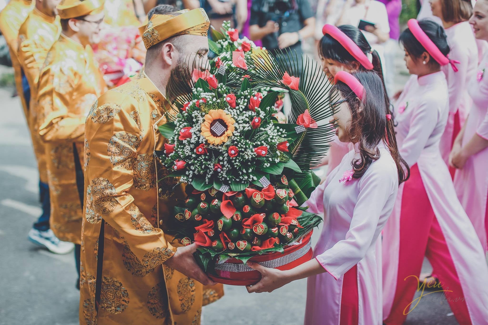 Hình ảnh nhà trai vui vẻ rước dâu