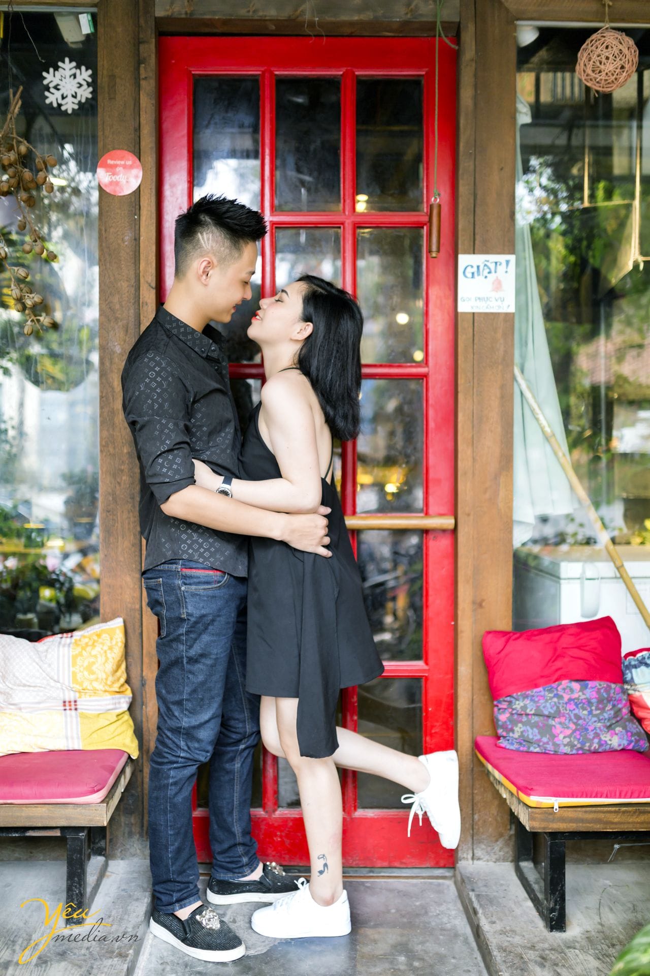 ảnh đôi chụp tại cửa quán cafe