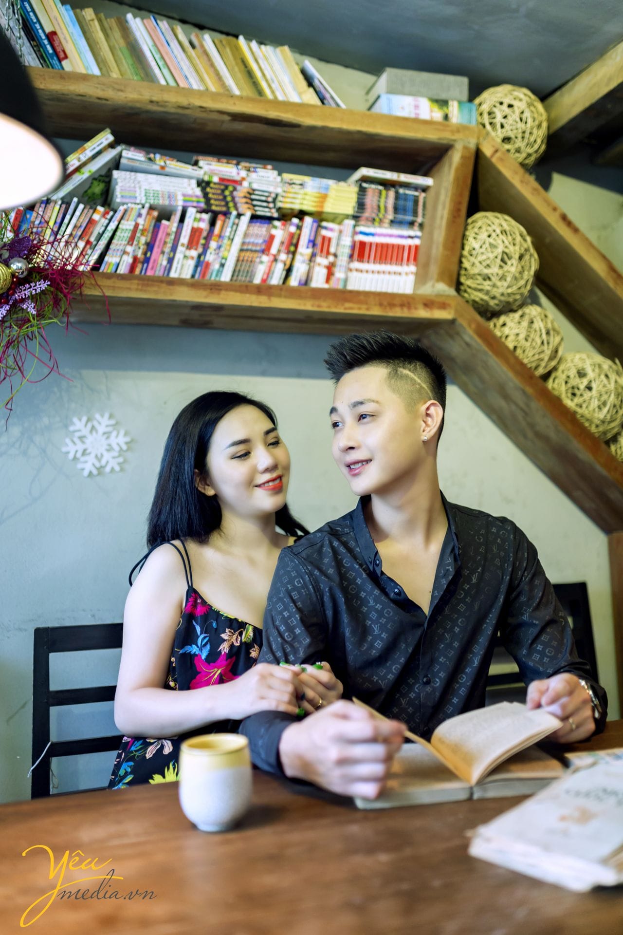 chụp ảnh cưới tại quán cafe