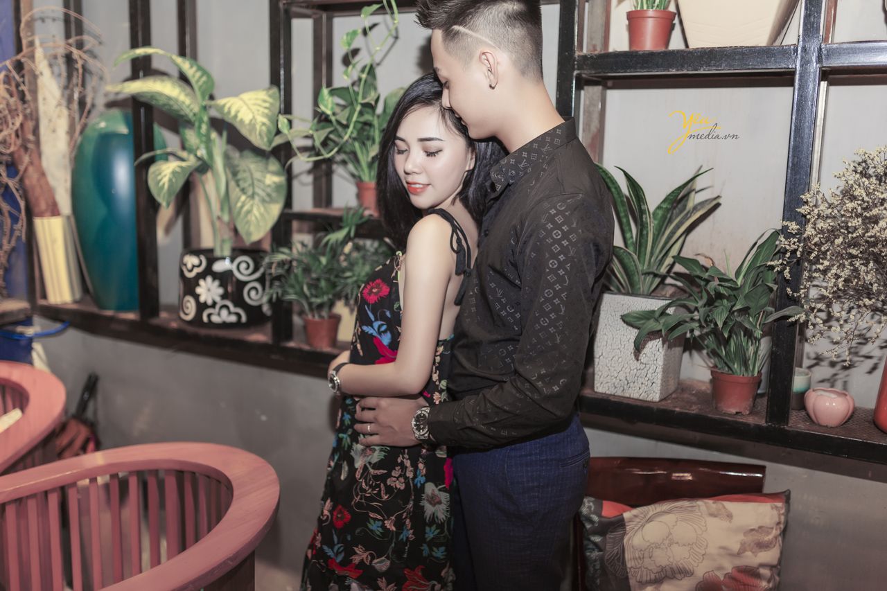 ảnh cưới chụp tại quán cafe trang phục đời thường