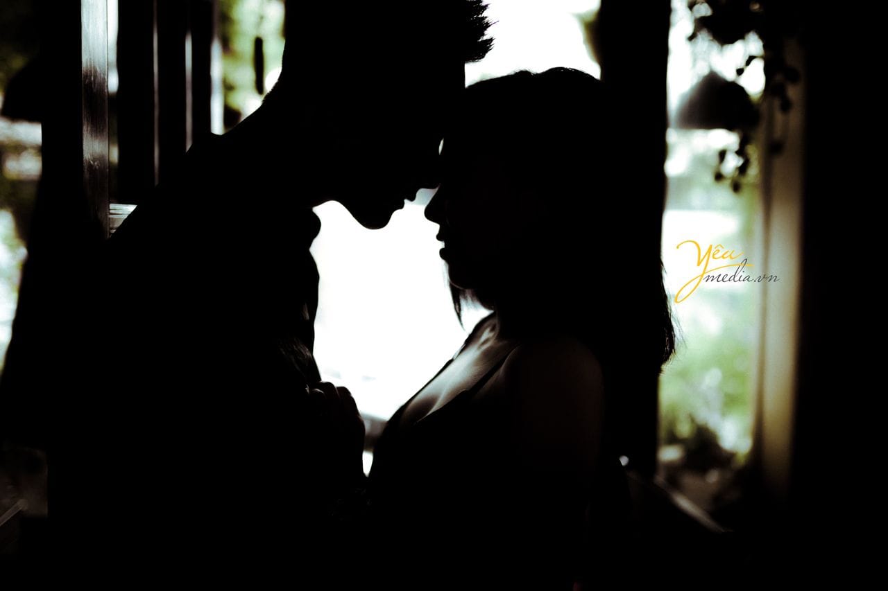 ảnh cưới chụp đen trắng cô dâu chú rể tựa đầu vào nhau