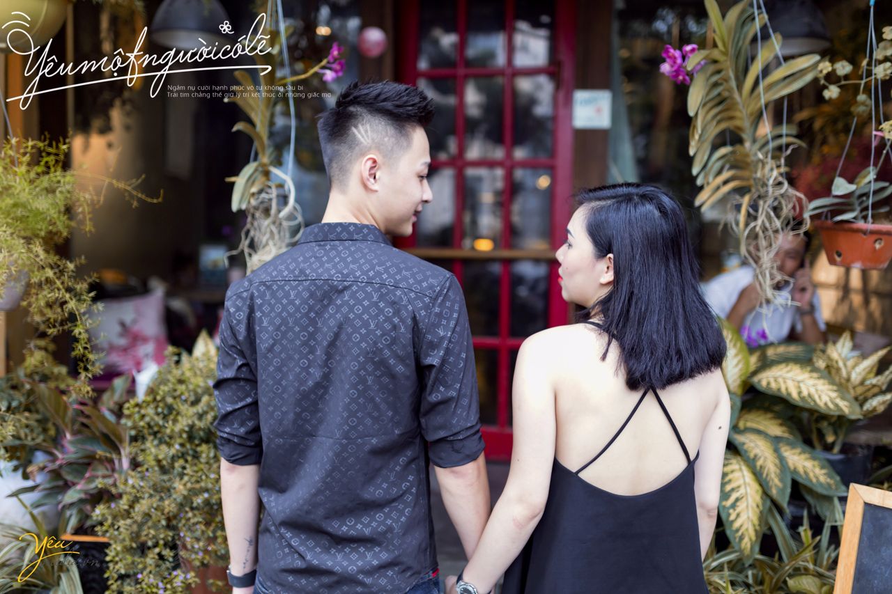 ảnh cưới chụp phía sau lưng cô dâu chú rể tại quán cafe