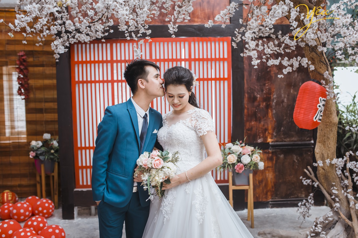 chú rể hôn trán cô dâu