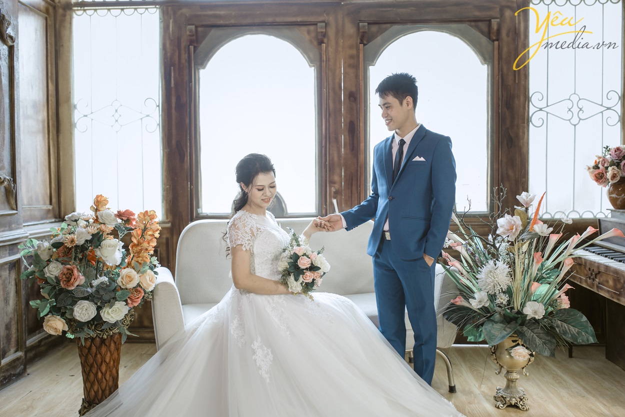 chú rể nâng tay cô dâu trong nhà cổ