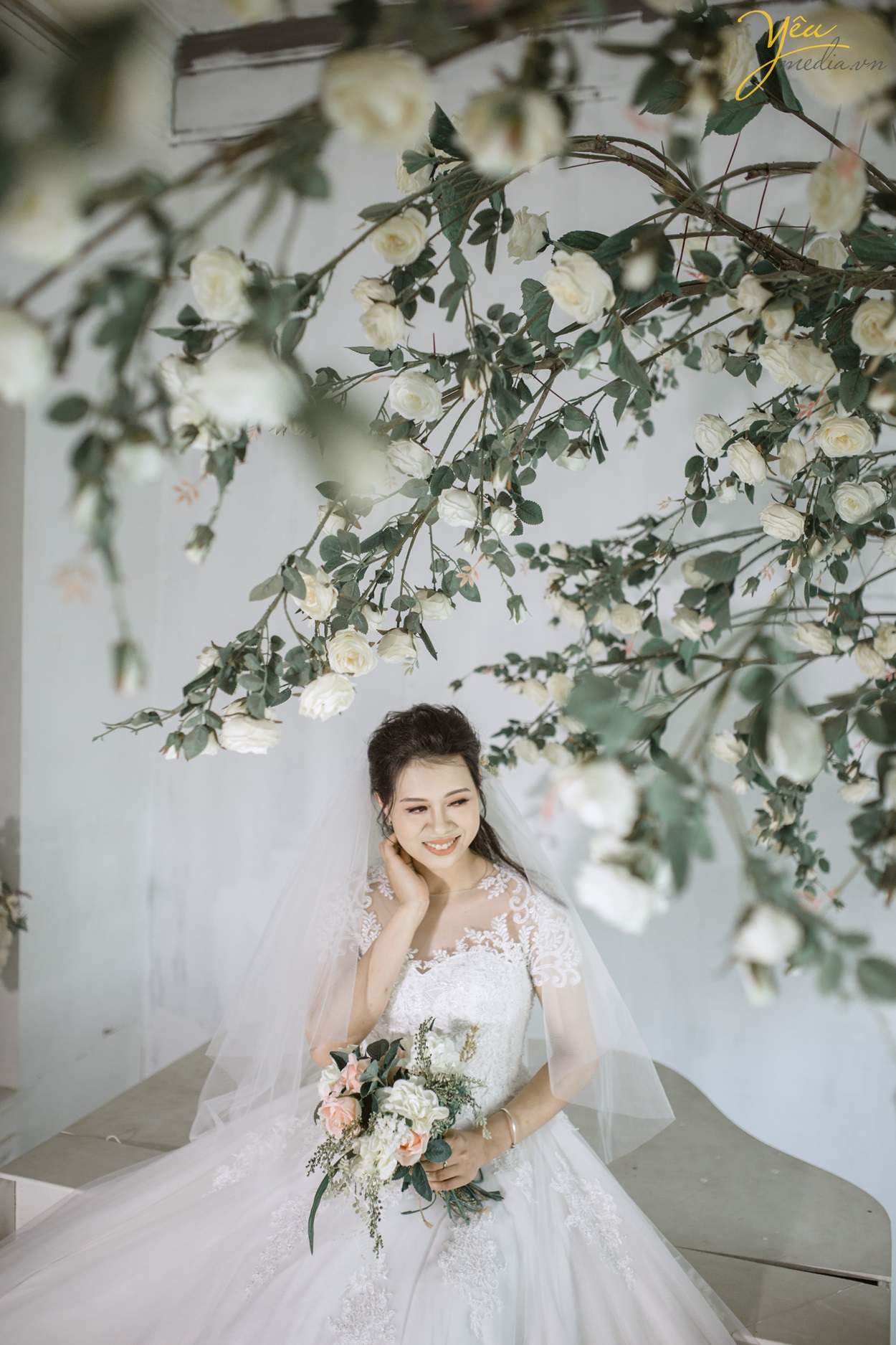 cô dâu dịu dàng dưới tán cây trong phim trường