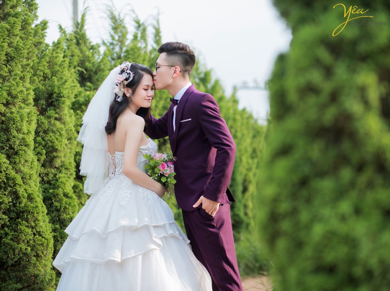 Nếu tự hỏi chụp ảnh cưới Hà Nội ở đâu đẹp thì Yêu Media là lựa chọn sáng suốt dành cho bạn. Ở đây có các chuyên gia trang điểm, thiết kế váy cưới, wedding planner trẻ trung, năng động, sáng tạo giúp bạn có bộ ảnh cưới trọn vẹn nhất.  Phong cách xử lý ảnh đa dạng, màu sắc tươi tắn, chất ảnh trong veo, Yêu Media chắc chắn sẽ không làm bạn thất vọng.  Yêu Media là đơn vị chụp ảnh cưới hàng đầu, được nhiều cặp đôi yêu mến, tin tưởng. Album ảnh được đầu tư cao nhất từ mọi khâu: Trang điểm, trang phục cưới, tạo kiểu tóc phù hợp. Nàng là quý cô hiện đại, là cô công chúa mộng mơ; Chàng là hoàng tử anh tuấn, là chàng trai hào hoa, lịch lãm và sang trọng. Nhiếp ảnh gia chuyên nghiệp giúp cô dâu chú rể thoải mái tạo dáng và thế hiện cảm xúc thật nhất.  Xin giới thiệu tới bạn 1 trong hàng trăm bộ ảnh của mùa cưới 2019 - 2020 được ekip Yêu Media thực hiện: album ảnh của cặp đôi Anh - Anh