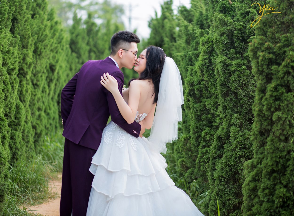 Nếu tự hỏi chụp ảnh cưới Hà Nội ở đâu đẹp thì Yêu Media là lựa chọn sáng suốt dành cho bạn. Ở đây có các chuyên gia trang điểm, thiết kế váy cưới, wedding planner trẻ trung, năng động, sáng tạo giúp bạn có bộ ảnh cưới trọn vẹn nhất.  Phong cách xử lý ảnh đa dạng, màu sắc tươi tắn, chất ảnh trong veo, Yêu Media chắc chắn sẽ không làm bạn thất vọng.  Yêu Media là đơn vị chụp ảnh cưới hàng đầu, được nhiều cặp đôi yêu mến, tin tưởng. Album ảnh được đầu tư cao nhất từ mọi khâu: Trang điểm, trang phục cưới, tạo kiểu tóc phù hợp. Nàng là quý cô hiện đại, là cô công chúa mộng mơ; Chàng là hoàng tử anh tuấn, là chàng trai hào hoa, lịch lãm và sang trọng. Nhiếp ảnh gia chuyên nghiệp giúp cô dâu chú rể thoải mái tạo dáng và thế hiện cảm xúc thật nhất.  Xin giới thiệu tới bạn 1 trong hàng trăm bộ ảnh của mùa cưới 2019 - 2020 được ekip Yêu Media thực hiện: album ảnh của cặp đôi Anh - Anh