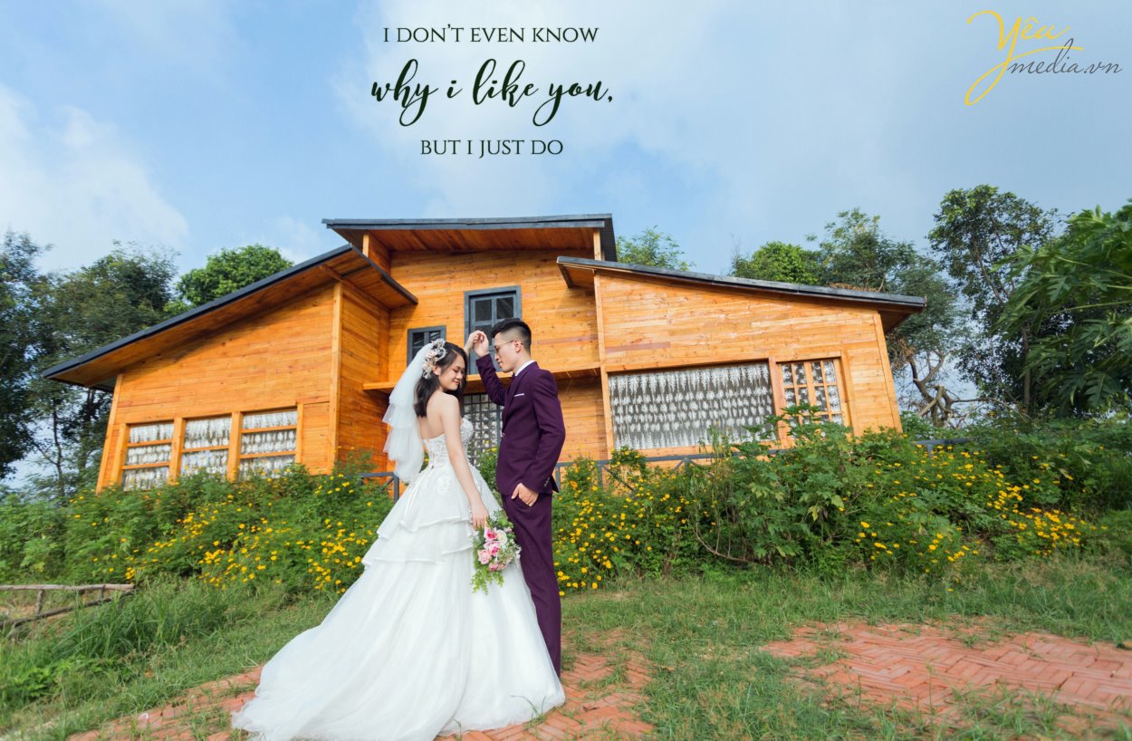 Nếu tự hỏi chụp ảnh cưới Hà Nội ở đâu đẹp thì Yêu Media là lựa chọn sáng suốt dành cho bạn. Ở đây có các chuyên gia trang điểm, thiết kế váy cưới, wedding planner trẻ trung, năng động, sáng tạo giúp bạn có bộ ảnh cưới trọn vẹn nhất.  Phong cách xử lý ảnh đa dạng, màu sắc tươi tắn, chất ảnh trong veo, Yêu Media chắc chắn sẽ không làm bạn thất vọng.  Yêu Media là đơn vị chụp ảnh cưới hàng đầu, được nhiều cặp đôi yêu mến, tin tưởng. Album ảnh được đầu tư cao nhất từ mọi khâu: Trang điểm, trang phục cưới, tạo kiểu tóc phù hợp. Nàng là quý cô hiện đại, là cô công chúa mộng mơ; Chàng là hoàng tử anh tuấn, là chàng trai hào hoa, lịch lãm và sang trọng. Nhiếp ảnh gia chuyên nghiệp giúp cô dâu chú rể thoải mái tạo dáng và thế hiện cảm xúc thật nhất.  Xin giới thiệu tới bạn 1 trong hàng trăm bộ ảnh của mùa cưới 2019 - 2020 được ekip Yêu Media thực hiện: album ảnh của cặp đôi Anh - Anh