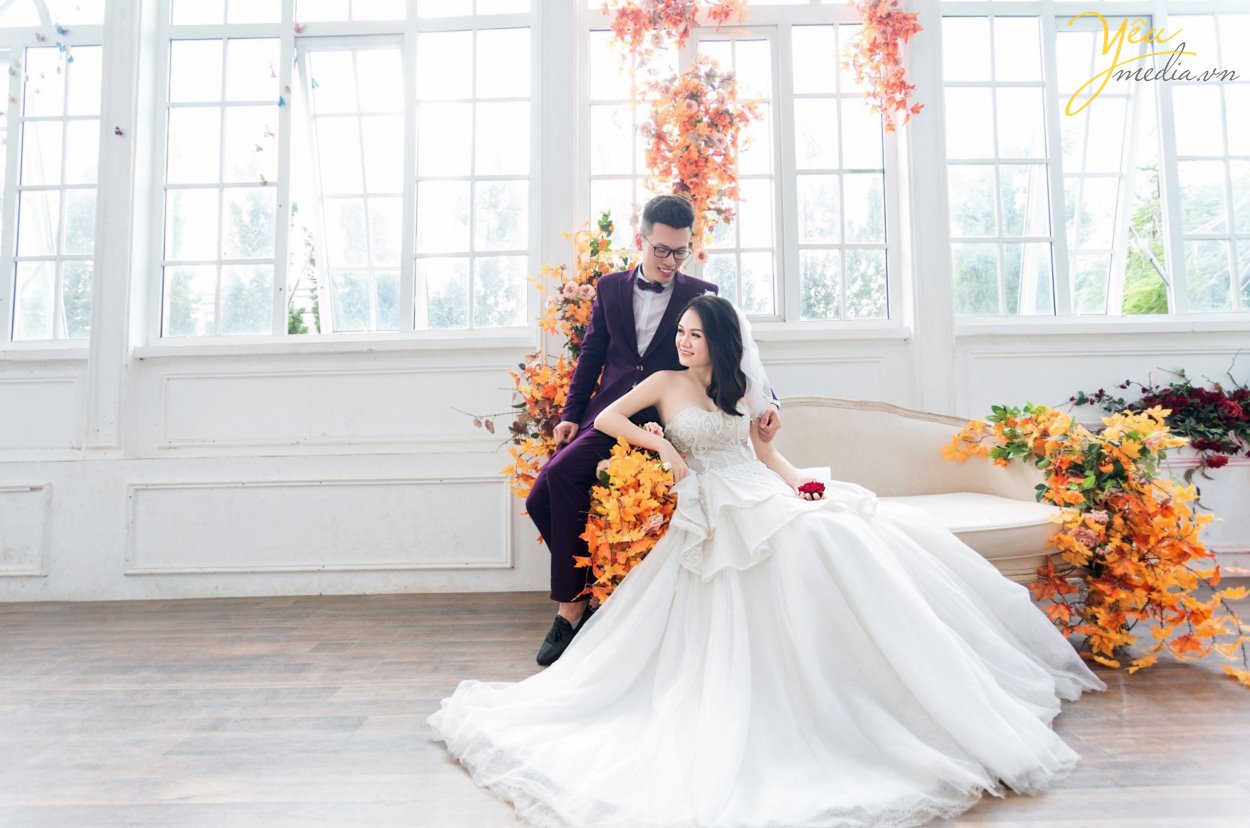 Nếu tự hỏi chụp ảnh cưới Hà Nội ở đâu đẹp thì Yêu Media là lựa chọn sáng suốt dành cho bạn. Ở đây có các chuyên gia trang điểm, thiết kế váy cưới, wedding planner trẻ trung, năng động, sáng tạo giúp bạn có bộ ảnh cưới trọn vẹn nhất.  Phong cách xử lý ảnh đa dạng, màu sắc tươi tắn, chất ảnh trong veo, Yêu Media chắc chắn sẽ không làm bạn thất vọng.  Yêu Media là đơn vị chụp ảnh cưới hàng đầu, được nhiều cặp đôi yêu mến, tin tưởng. Album ảnh được đầu tư cao nhất từ mọi khâu: Trang điểm, trang phục cưới, tạo kiểu tóc phù hợp. Nàng là quý cô hiện đại, là cô công chúa mộng mơ; Chàng là hoàng tử anh tuấn, là chàng trai hào hoa, lịch lãm và sang trọng. Nhiếp ảnh gia chuyên nghiệp giúp cô dâu chú rể thoải mái tạo dáng và thế hiện cảm xúc thật nhất.  Xin giới thiệu tới bạn 1 trong hàng trăm bộ ảnh của mùa cưới 2019 - 2020 được ekip Yêu Media thực hiện: album ảnh của cặp đôi Anh - Anh