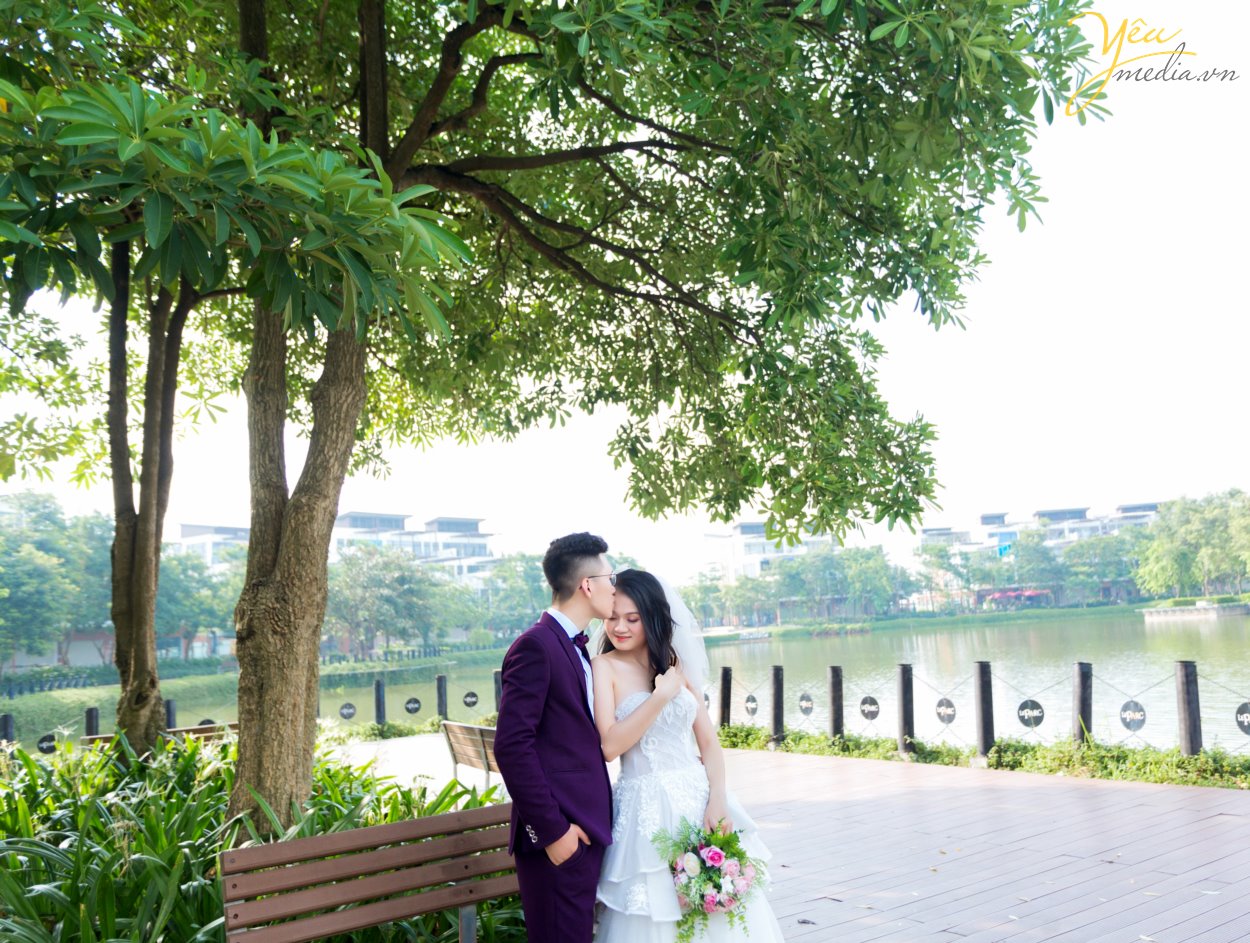 Nếu tự hỏi chụp ảnh cưới Hà Nội ở đâu đẹp thì Yêu Media là lựa chọn sáng suốt dành cho bạn. Ở đây có các chuyên gia trang điểm, thiết kế váy cưới, wedding planner trẻ trung, năng động, sáng tạo giúp bạn có bộ ảnh cưới trọn vẹn nhất.  Phong cách xử lý ảnh đa dạng, màu sắc tươi tắn, chất ảnh trong veo, Yêu Media chắc chắn sẽ không làm bạn thất vọng.  Yêu Media là đơn vị chụp ảnh cưới hàng đầu, được nhiều cặp đôi yêu mến, tin tưởng. Album ảnh được đầu tư cao nhất từ mọi khâu: Trang điểm, trang phục cưới, tạo kiểu tóc phù hợp. Nàng là quý cô hiện đại, là cô công chúa mộng mơ; Chàng là hoàng tử anh tuấn, là chàng trai hào hoa, lịch lãm và sang trọng. Nhiếp ảnh gia chuyên nghiệp giúp cô dâu chú rể thoải mái tạo dáng và thế hiện cảm xúc thật nhất.  Xin giới thiệu tới bạn 1 trong hàng trăm bộ ảnh của mùa cưới 2019 - 2020 được ekip Yêu Media thực hiện: album ảnh của cặp đôi Anh - Anh