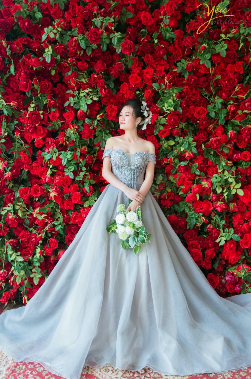 Nếu tự hỏi chụp ảnh cưới Hà Nội ở đâu đẹp thì Yêu Media là lựa chọn sáng suốt dành cho bạn. Ở đây có các chuyên gia trang điểm, thiết kế váy cưới, wedding planner trẻ trung, năng động, sáng tạo giúp bạn có bộ ảnh cưới trọn vẹn nhất.  Phong cách xử lý ảnh đa dạng, màu sắc tươi tắn, chất ảnh trong veo, Yêu Media chắc chắn sẽ không làm bạn thất vọng.  Yêu Media là đơn vị chụp ảnh cưới hàng đầu, được nhiều cặp đôi yêu mến, tin tưởng. Album ảnh được đầu tư cao nhất từ mọi khâu: Trang điểm, trang phục cưới, tạo kiểu tóc phù hợp. Nàng là quý cô hiện đại, là cô công chúa mộng mơ; Chàng là hoàng tử anh tuấn, là chàng trai hào hoa, lịch lãm và sang trọng. Nhiếp ảnh gia chuyên nghiệp giúp cô dâu chú rể thoải mái tạo dáng và thế hiện cảm xúc thật nhất.  Xin giới thiệu tới bạn 1 trong hàng trăm bộ ảnh của mùa cưới 2019 - 2020 được ekip Yêu Media thực hiện: album ảnh của cặp đôi Anh - Anh