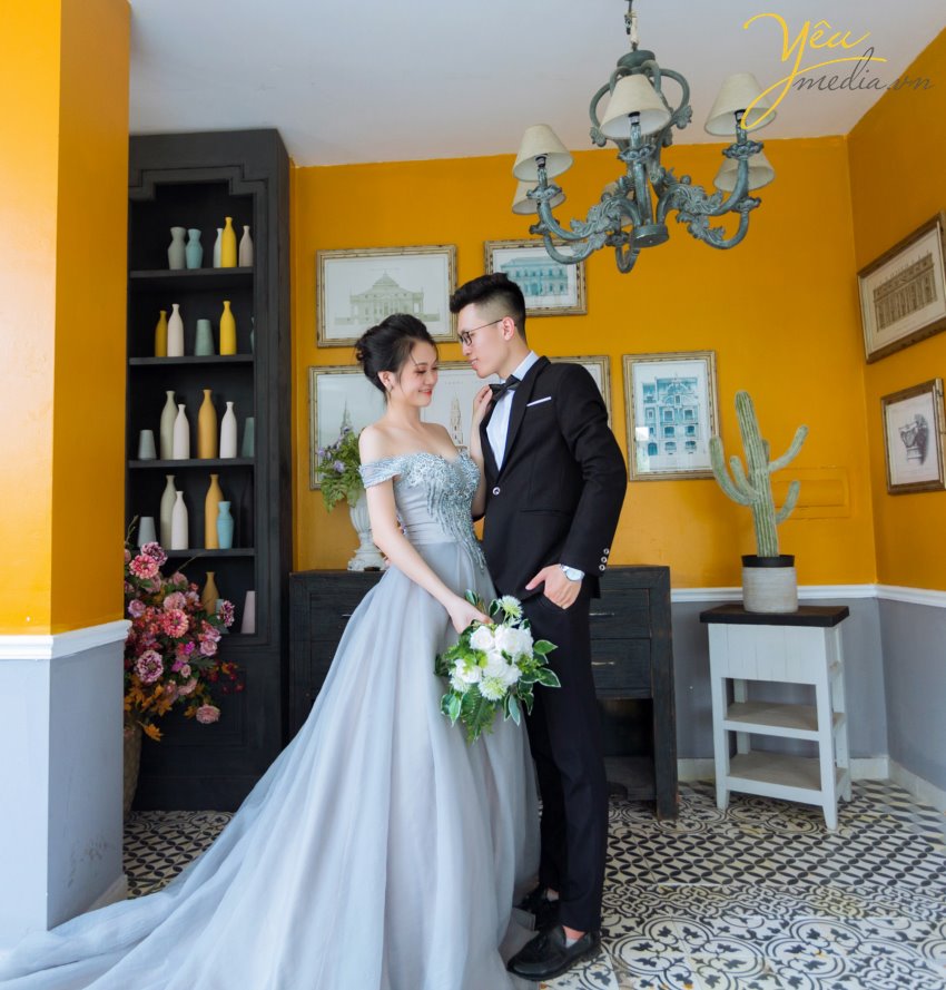 Nếu tự hỏi chụp ảnh cưới Hà Nội ở đâu đẹp thì Yêu Media là lựa chọn sáng suốt dành cho bạn. Ở đây có các chuyên gia trang điểm, thiết kế váy cưới, wedding planner trẻ trung, năng động, sáng tạo giúp bạn có bộ ảnh cưới trọn vẹn nhất.  Phong cách xử lý ảnh đa dạng, màu sắc tươi tắn, chất ảnh trong veo, Yêu Media chắc chắn sẽ không làm bạn thất vọng.  Yêu Media là đơn vị chụp ảnh cưới hàng đầu, được nhiều cặp đôi yêu mến, tin tưởng. Album ảnh được đầu tư cao nhất từ mọi khâu: Trang điểm, trang phục cưới, tạo kiểu tóc phù hợp. Nàng là quý cô hiện đại, là cô công chúa mộng mơ; Chàng là hoàng tử anh tuấn, là chàng trai hào hoa, lịch lãm và sang trọng. Nhiếp ảnh gia chuyên nghiệp giúp cô dâu chú rể thoải mái tạo dáng và thế hiện cảm xúc thật nhất.  Xin giới thiệu tới bạn 1 trong hàng trăm bộ ảnh của mùa cưới 2019 - 2020 được ekip Yêu Media thực hiện: album ảnh của cặp đôi Anh - Anh