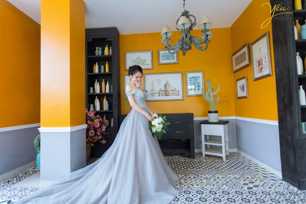 Nếu tự hỏi chụp ảnh cưới Hà Nội ở đâu đẹp thì Yêu Media là lựa chọn sáng suốt dành cho bạn. Ở đây có các chuyên gia trang điểm, thiết kế váy cưới, wedding planner trẻ trung, năng động, sáng tạo giúp bạn có bộ ảnh cưới trọn vẹn nhất.  Phong cách xử lý ảnh đa dạng, màu sắc tươi tắn, chất ảnh trong veo, Yêu Media chắc chắn sẽ không làm bạn thất vọng.  Yêu Media là đơn vị chụp ảnh cưới hàng đầu, được nhiều cặp đôi yêu mến, tin tưởng. Album ảnh được đầu tư cao nhất từ mọi khâu: Trang điểm, trang phục cưới, tạo kiểu tóc phù hợp. Nàng là quý cô hiện đại, là cô công chúa mộng mơ; Chàng là hoàng tử anh tuấn, là chàng trai hào hoa, lịch lãm và sang trọng. Nhiếp ảnh gia chuyên nghiệp giúp cô dâu chú rể thoải mái tạo dáng và thế hiện cảm xúc thật nhất.  Xin giới thiệu tới bạn 1 trong hàng trăm bộ ảnh của mùa cưới 2019 - 2020 được ekip Yêu Media thực hiện: album ảnh của cặp đôi Anh - Anh