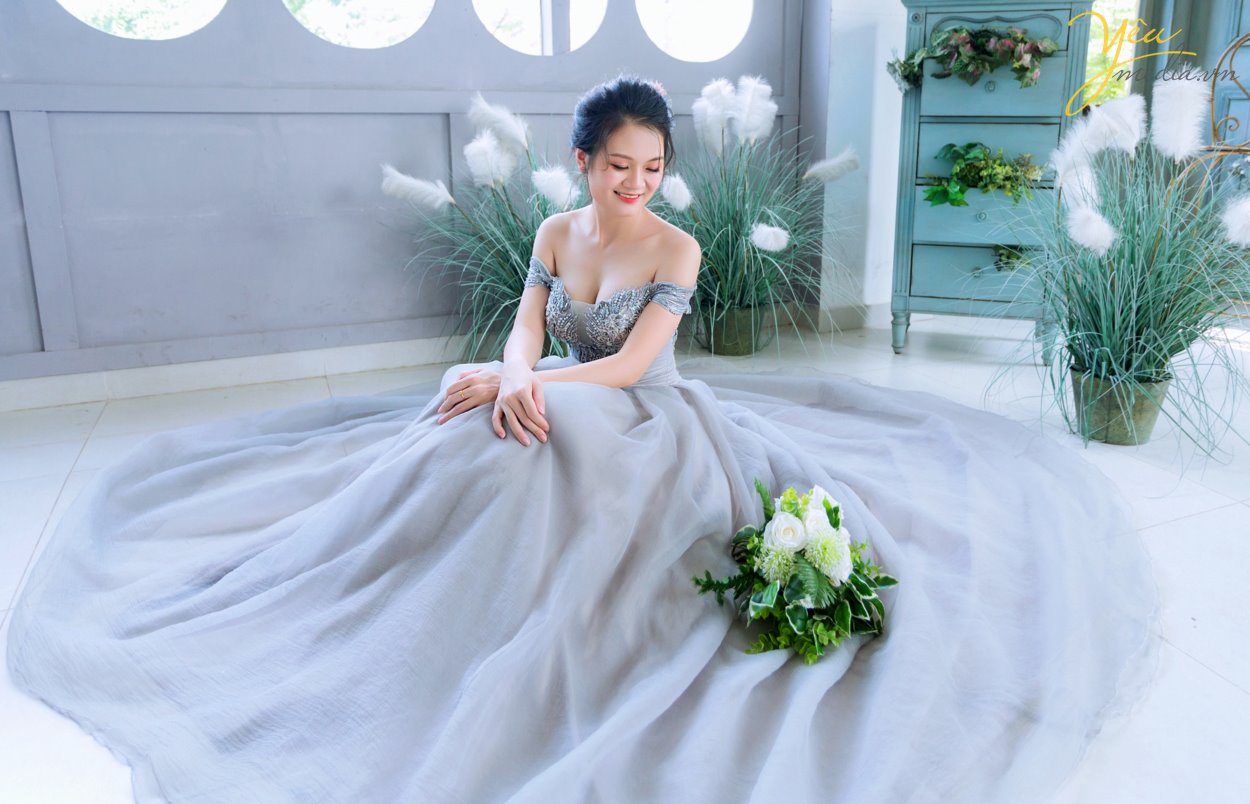 Nếu tự hỏi chụp ảnh cưới Hà Nội ở đâu đẹp thì Yêu Media là lựa chọn sáng suốt dành cho bạn. Ở đây có các chuyên gia trang điểm, thiết kế váy cưới, wedding planner trẻ trung, năng động, sáng tạo giúp bạn có bộ ảnh cưới trọn vẹn nhất.  Phong cách xử lý ảnh đa dạng, màu sắc tươi tắn, chất ảnh trong veo, Yêu Media chắc chắn sẽ không làm bạn thất vọng.  Yêu Media là đơn vị chụp ảnh cưới hàng đầu, được nhiều cặp đôi yêu mến, tin tưởng. Album ảnh được đầu tư cao nhất từ mọi khâu: Trang điểm, trang phục cưới, tạo kiểu tóc phù hợp. Nàng là quý cô hiện đại, là cô công chúa mộng mơ; Chàng là hoàng tử anh tuấn, là chàng trai hào hoa, lịch lãm và sang trọng. Nhiếp ảnh gia chuyên nghiệp giúp cô dâu chú rể thoải mái tạo dáng và thế hiện cảm xúc thật nhất.  Xin giới thiệu tới bạn 1 trong hàng trăm bộ ảnh của mùa cưới 2019 - 2020 được ekip Yêu Media thực hiện: album ảnh của cặp đôi Anh - Anh