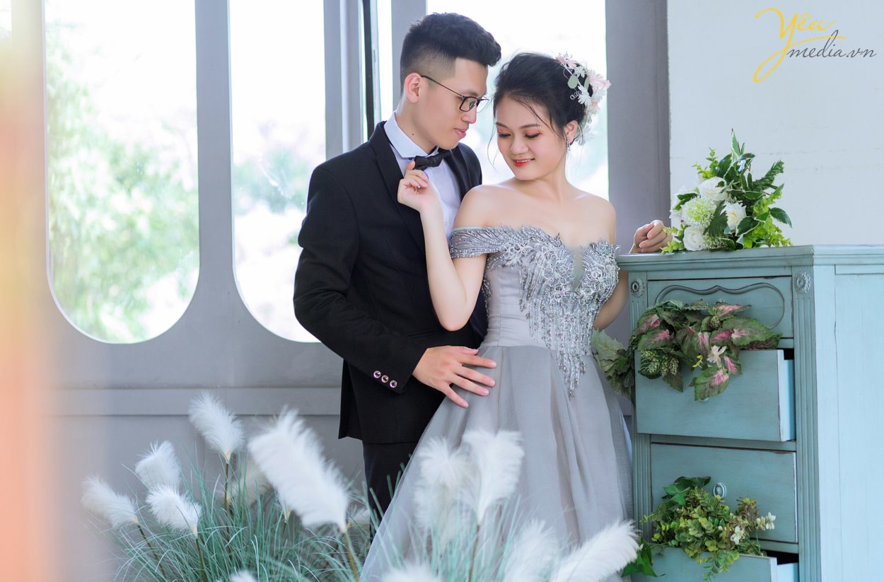 Nếu tự hỏi chụp ảnh cưới Hà Nội ở đâu đẹp thì Yêu Media là lựa chọn sáng suốt dành cho bạn. Ở đây có các chuyên gia trang điểm, thiết kế váy cưới, wedding planner trẻ trung, năng động, sáng tạo giúp bạn có bộ ảnh cưới trọn vẹn nhất.  Phong cách xử lý ảnh đa dạng, màu sắc tươi tắn, chất ảnh trong veo, Yêu Media chắc chắn sẽ không làm bạn thất vọng.  Yêu Media là đơn vị chụp ảnh cưới hàng đầu, được nhiều cặp đôi yêu mến, tin tưởng. Album ảnh được đầu tư cao nhất từ mọi khâu: Trang điểm, trang phục cưới, tạo kiểu tóc phù hợp. Nàng là quý cô hiện đại, là cô công chúa mộng mơ; Chàng là hoàng tử anh tuấn, là chàng trai hào hoa, lịch lãm và sang trọng. Nhiếp ảnh gia chuyên nghiệp giúp cô dâu chú rể thoải mái tạo dáng và thế hiện cảm xúc thật nhất.  Xin giới thiệu tới bạn 1 trong hàng trăm bộ ảnh của mùa cưới 2019 - 2020 được ekip Yêu Media thực hiện: album ảnh của cặp đôi Anh - Anh