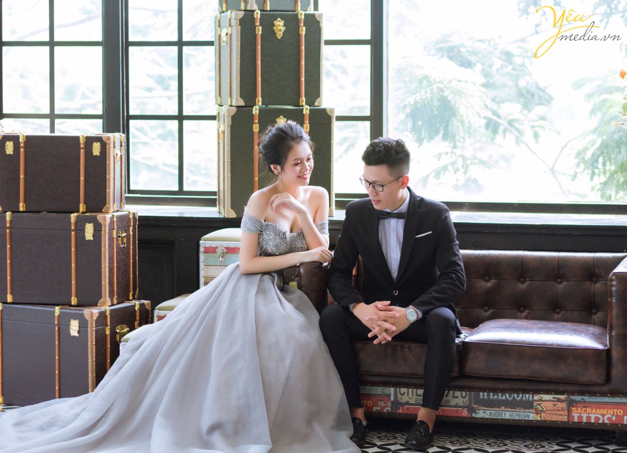 Nếu tự hỏi chụp ảnh cưới Hà Nội ở đâu đẹp thì Yêu Media là lựa chọn sáng suốt dành cho bạn. Ở đây có các chuyên gia trang điểm, thiết kế váy cưới, wedding planner trẻ trung, năng động, sáng tạo giúp bạn có bộ ảnh cưới trọn vẹn nhất.  Phong cách xử lý ảnh đa dạng, màu sắc tươi tắn, chất ảnh trong veo, Yêu Media chắc chắn sẽ không làm bạn thất vọng.  Yêu Media là đơn vị chụp ảnh cưới hàng đầu, được nhiều cặp đôi yêu mến, tin tưởng. Album ảnh được đầu tư cao nhất từ mọi khâu: Trang điểm, trang phục cưới, tạo kiểu tóc phù hợp. Nàng là quý cô hiện đại, là cô công chúa mộng mơ; Chàng là hoàng tử anh tuấn, là chàng trai hào hoa, lịch lãm và sang trọng. Nhiếp ảnh gia chuyên nghiệp giúp cô dâu chú rể thoải mái tạo dáng và thế hiện cảm xúc thật nhất.  Xin giới thiệu tới bạn 1 trong hàng trăm bộ ảnh của mùa cưới 2019 - 2020 được ekip Yêu Media thực hiện: album ảnh của cặp đôi Anh - Anh