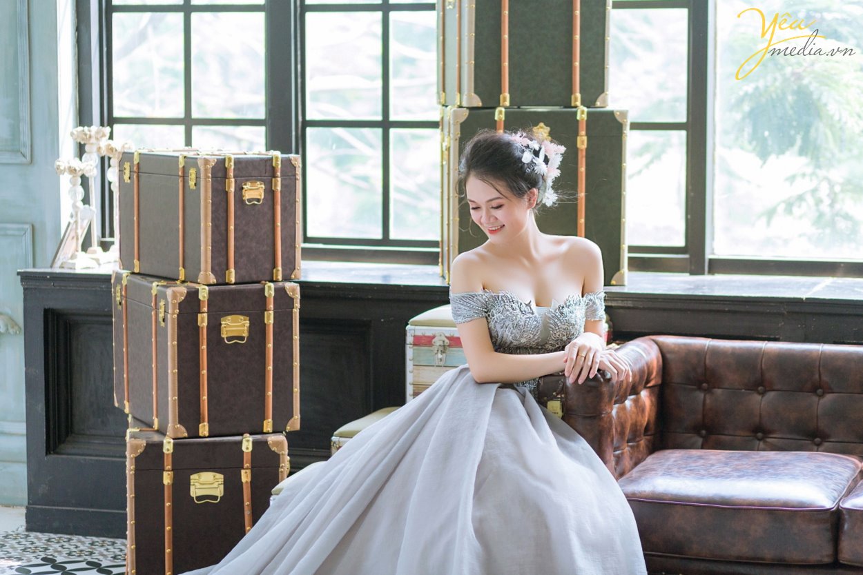 Nếu tự hỏi chụp ảnh cưới Hà Nội ở đâu đẹp thì Yêu Media là lựa chọn sáng suốt dành cho bạn. Ở đây có các chuyên gia trang điểm, thiết kế váy cưới, wedding planner trẻ trung, năng động, sáng tạo giúp bạn có bộ ảnh cưới trọn vẹn nhất.  Phong cách xử lý ảnh đa dạng, màu sắc tươi tắn, chất ảnh trong veo, Yêu Media chắc chắn sẽ không làm bạn thất vọng.  Yêu Media là đơn vị chụp ảnh cưới hàng đầu, được nhiều cặp đôi yêu mến, tin tưởng. Album ảnh được đầu tư cao nhất từ mọi khâu: Trang điểm, trang phục cưới, tạo kiểu tóc phù hợp. Nàng là quý cô hiện đại, là cô công chúa mộng mơ; Chàng là hoàng tử anh tuấn, là chàng trai hào hoa, lịch lãm và sang trọng. Nhiếp ảnh gia chuyên nghiệp giúp cô dâu chú rể thoải mái tạo dáng và thế hiện cảm xúc thật nhất.  Xin giới thiệu tới bạn 1 trong hàng trăm bộ ảnh của mùa cưới 2019 - 2020 được ekip Yêu Media thực hiện: album ảnh của cặp đôi Anh - Anh