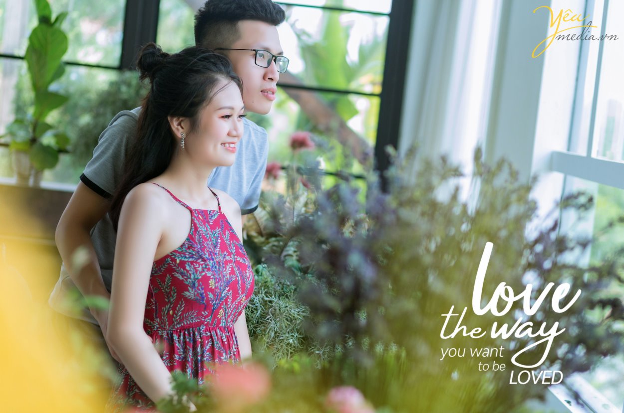 Nếu tự hỏi chụp ảnh cưới Hà Nội ở đâu đẹp thì Yêu Media là lựa chọn sáng suốt dành cho bạn. Ở đây có các chuyên gia trang điểm, thiết kế váy cưới, wedding planner trẻ trung, năng động, sáng tạo giúp bạn có bộ ảnh cưới trọn vẹn nhất.  Phong cách xử lý ảnh đa dạng, màu sắc tươi tắn, chất ảnh trong veo, Yêu Media chắc chắn sẽ không làm bạn thất vọng.  Yêu Media là đơn vị chụp ảnh cưới hàng đầu, được nhiều cặp đôi yêu mến, tin tưởng. Album ảnh được đầu tư cao nhất từ mọi khâu: Trang điểm, trang phục cưới, tạo kiểu tóc phù hợp. Nàng là quý cô hiện đại, là cô công chúa mộng mơ; Chàng là hoàng tử anh tuấn, là chàng trai hào hoa, lịch lãm và sang trọng. Nhiếp ảnh gia chuyên nghiệp giúp cô dâu chú rể thoải mái tạo dáng và thế hiện cảm xúc thật nhất.  Xin giới thiệu tới bạn 1 trong hàng trăm bộ ảnh của mùa cưới 2019 - 2020 được ekip Yêu Media thực hiện: album ảnh của cặp đôi Anh - Anh