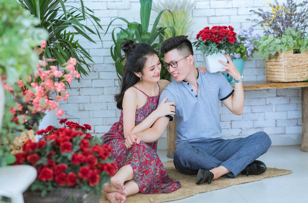 Nếu tự hỏi chụp ảnh cưới Hà Nội ở đâu đẹp thì Yêu Media là lựa chọn sáng suốt dành cho bạn. Ở đây có các chuyên gia trang điểm, thiết kế váy cưới, wedding planner trẻ trung, năng động, sáng tạo giúp bạn có bộ ảnh cưới trọn vẹn nhất.  Phong cách xử lý ảnh đa dạng, màu sắc tươi tắn, chất ảnh trong veo, Yêu Media chắc chắn sẽ không làm bạn thất vọng.  Yêu Media là đơn vị chụp ảnh cưới hàng đầu, được nhiều cặp đôi yêu mến, tin tưởng. Album ảnh được đầu tư cao nhất từ mọi khâu: Trang điểm, trang phục cưới, tạo kiểu tóc phù hợp. Nàng là quý cô hiện đại, là cô công chúa mộng mơ; Chàng là hoàng tử anh tuấn, là chàng trai hào hoa, lịch lãm và sang trọng. Nhiếp ảnh gia chuyên nghiệp giúp cô dâu chú rể thoải mái tạo dáng và thế hiện cảm xúc thật nhất.  Xin giới thiệu tới bạn 1 trong hàng trăm bộ ảnh của mùa cưới 2019 - 2020 được ekip Yêu Media thực hiện: album ảnh của cặp đôi Anh - Anh