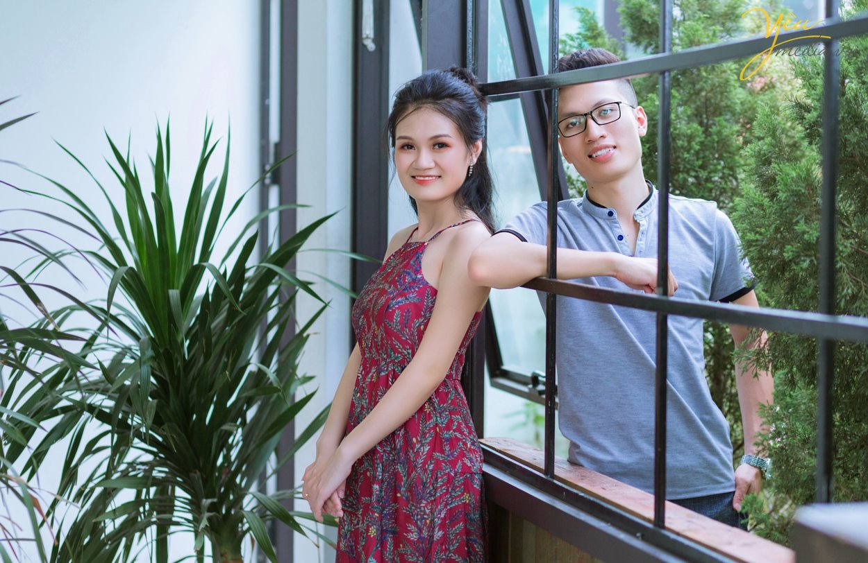 Nếu tự hỏi chụp ảnh cưới Hà Nội ở đâu đẹp thì Yêu Media là lựa chọn sáng suốt dành cho bạn. Ở đây có các chuyên gia trang điểm, thiết kế váy cưới, wedding planner trẻ trung, năng động, sáng tạo giúp bạn có bộ ảnh cưới trọn vẹn nhất.  Phong cách xử lý ảnh đa dạng, màu sắc tươi tắn, chất ảnh trong veo, Yêu Media chắc chắn sẽ không làm bạn thất vọng.  Yêu Media là đơn vị chụp ảnh cưới hàng đầu, được nhiều cặp đôi yêu mến, tin tưởng. Album ảnh được đầu tư cao nhất từ mọi khâu: Trang điểm, trang phục cưới, tạo kiểu tóc phù hợp. Nàng là quý cô hiện đại, là cô công chúa mộng mơ; Chàng là hoàng tử anh tuấn, là chàng trai hào hoa, lịch lãm và sang trọng. Nhiếp ảnh gia chuyên nghiệp giúp cô dâu chú rể thoải mái tạo dáng và thế hiện cảm xúc thật nhất.  Xin giới thiệu tới bạn 1 trong hàng trăm bộ ảnh của mùa cưới 2019 - 2020 được ekip Yêu Media thực hiện: album ảnh của cặp đôi Anh - Anh