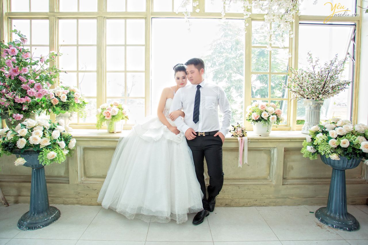 cô dâu tựa vai chú rể âu yếm