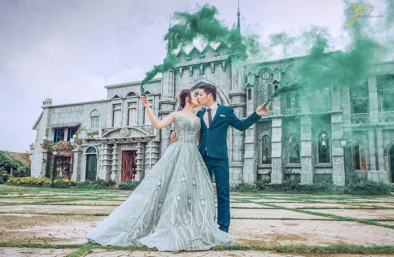 ảnh cưới đẹp chụp với pháo khói màu tại smiley ville