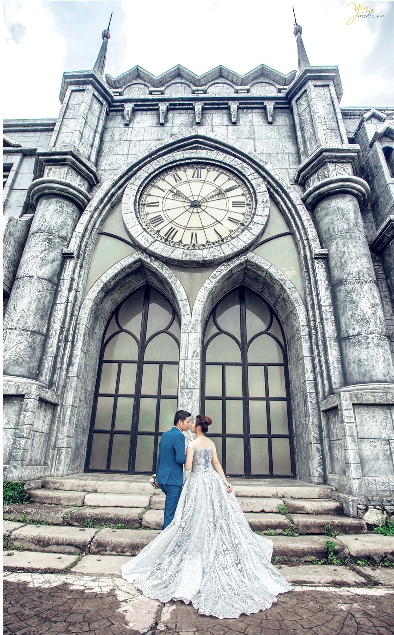 ảnh cưới đẹp chụp tại quảng trường thời đại smiley ville