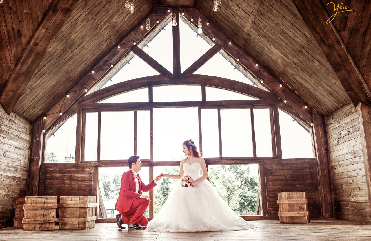 chú rể quỳ gối nâng tay cô dâu như công chúa kiều diễm