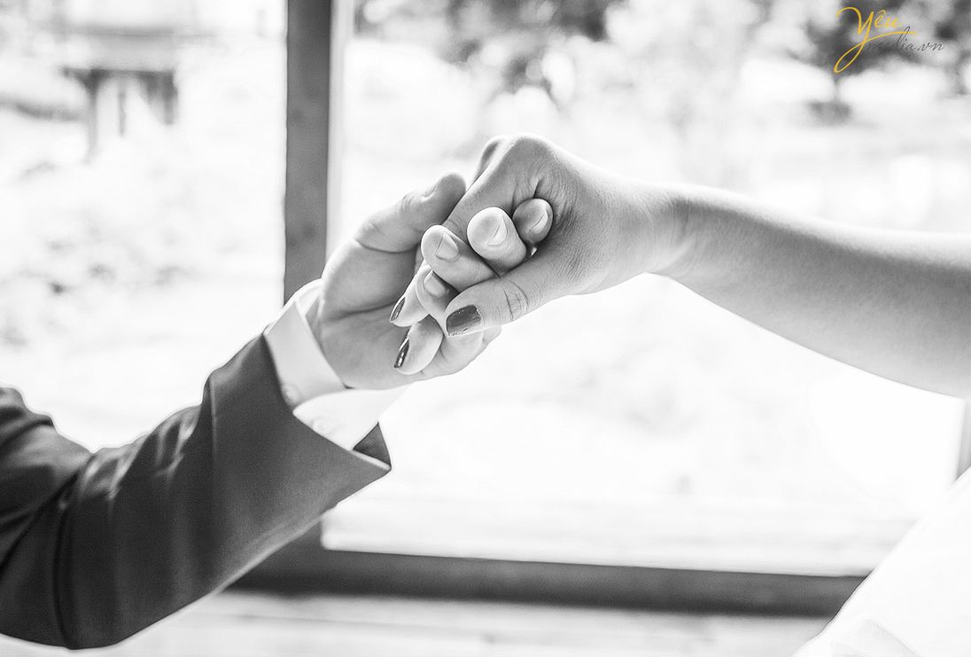 chú rể nắm tay cô dâu ân cần