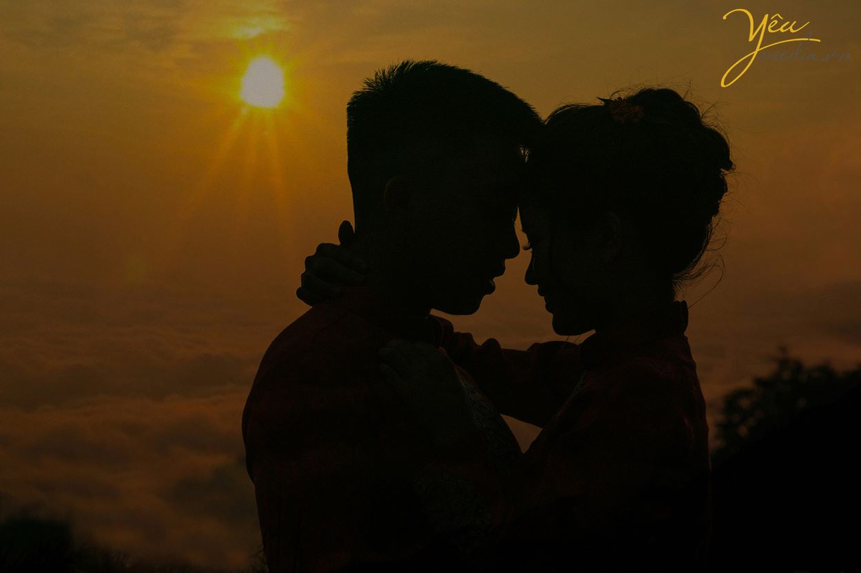 hôn nhau trong ánh chiều hoàng hôn đẹp