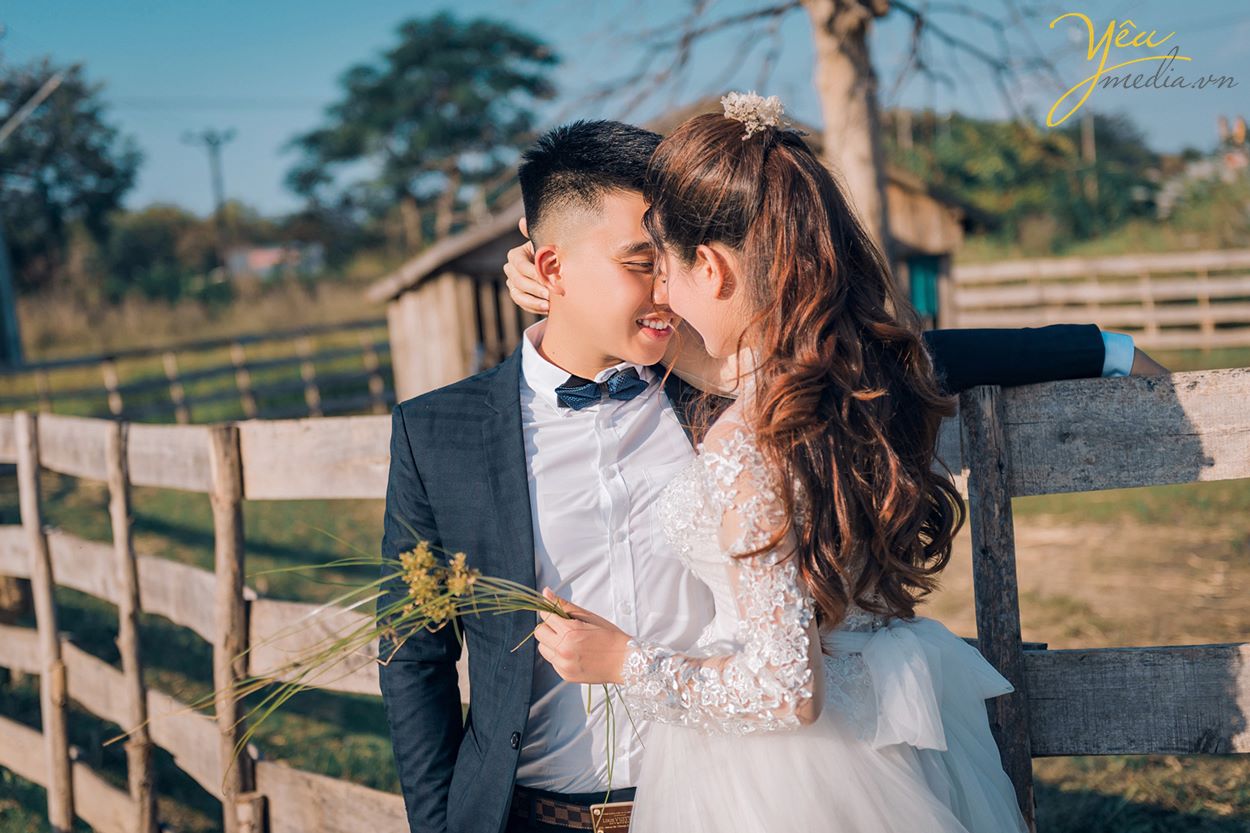 chú rể cô dâu áp sát nhau để hôn môi