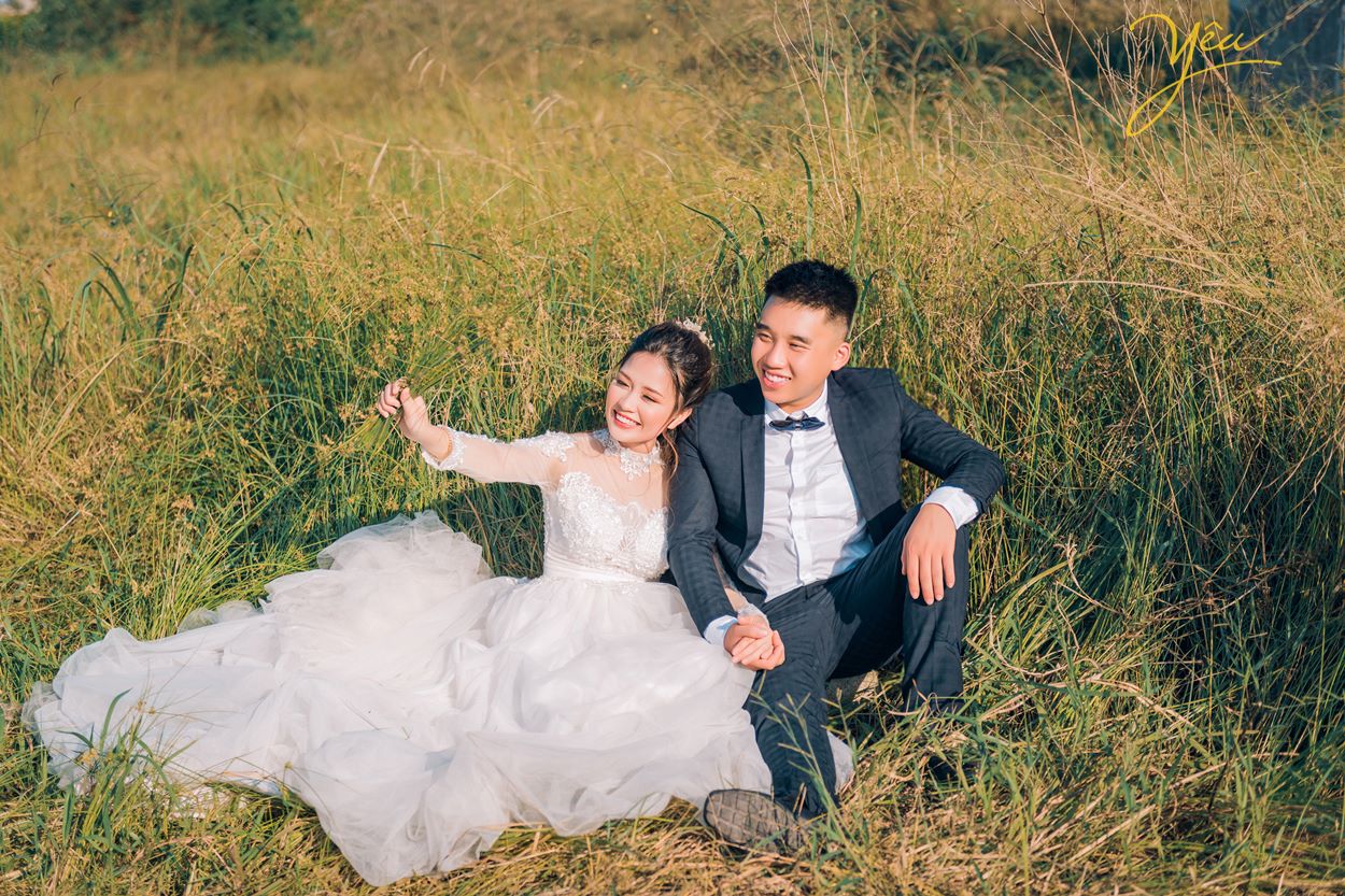 chụp ảnh cưới trên bãi cỏ nhân tạo đẹp