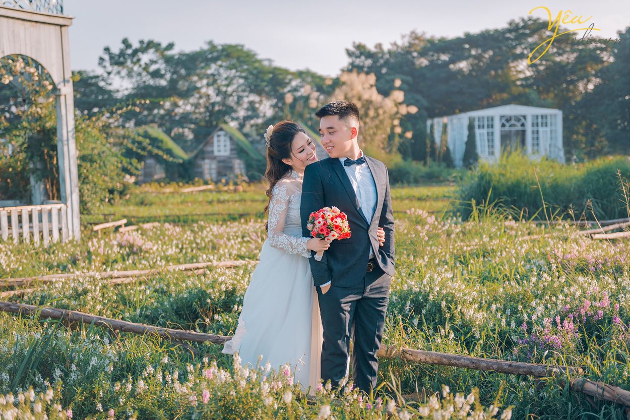 ôm nhau từ phía sau lãng mạn