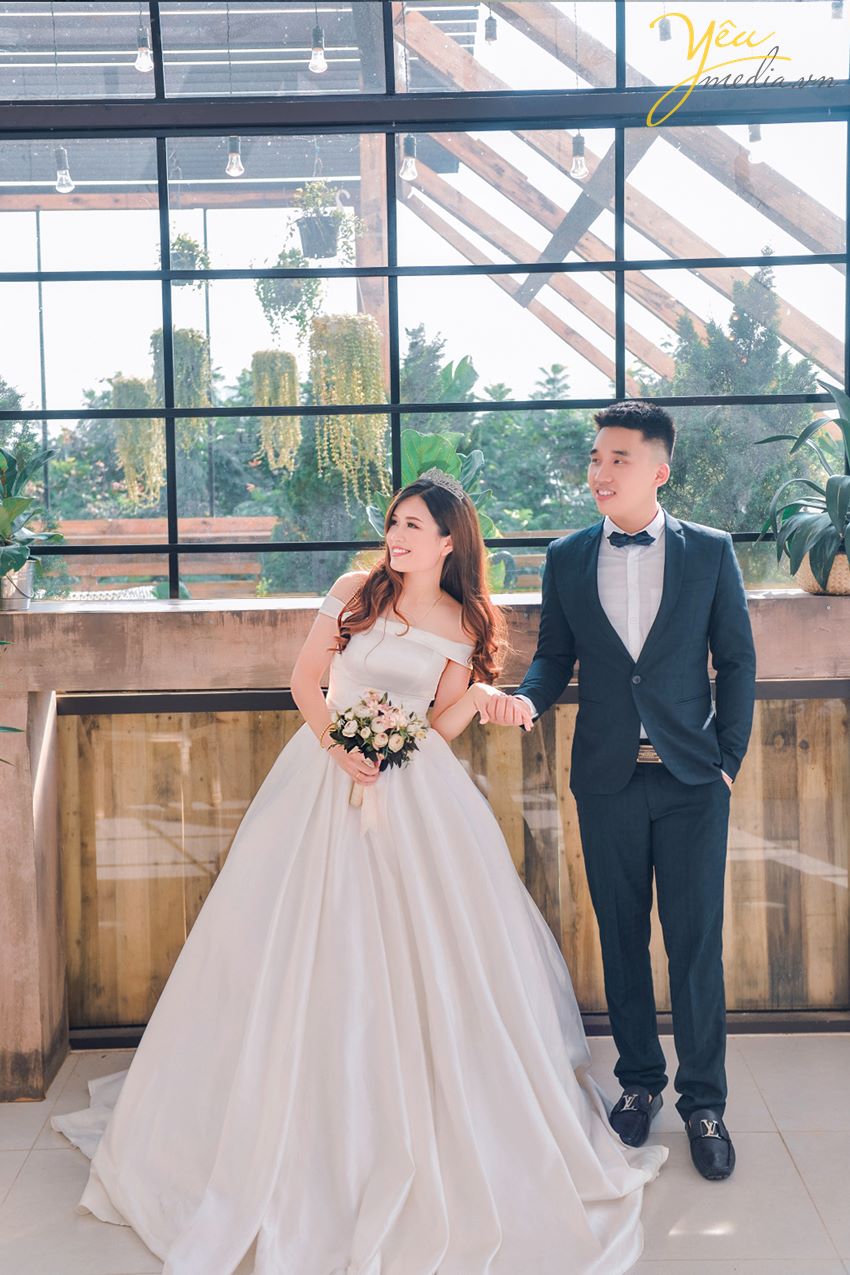 váy cưới đơn giản nhưng đẹp của cặp đôi chụp ảnh cưới