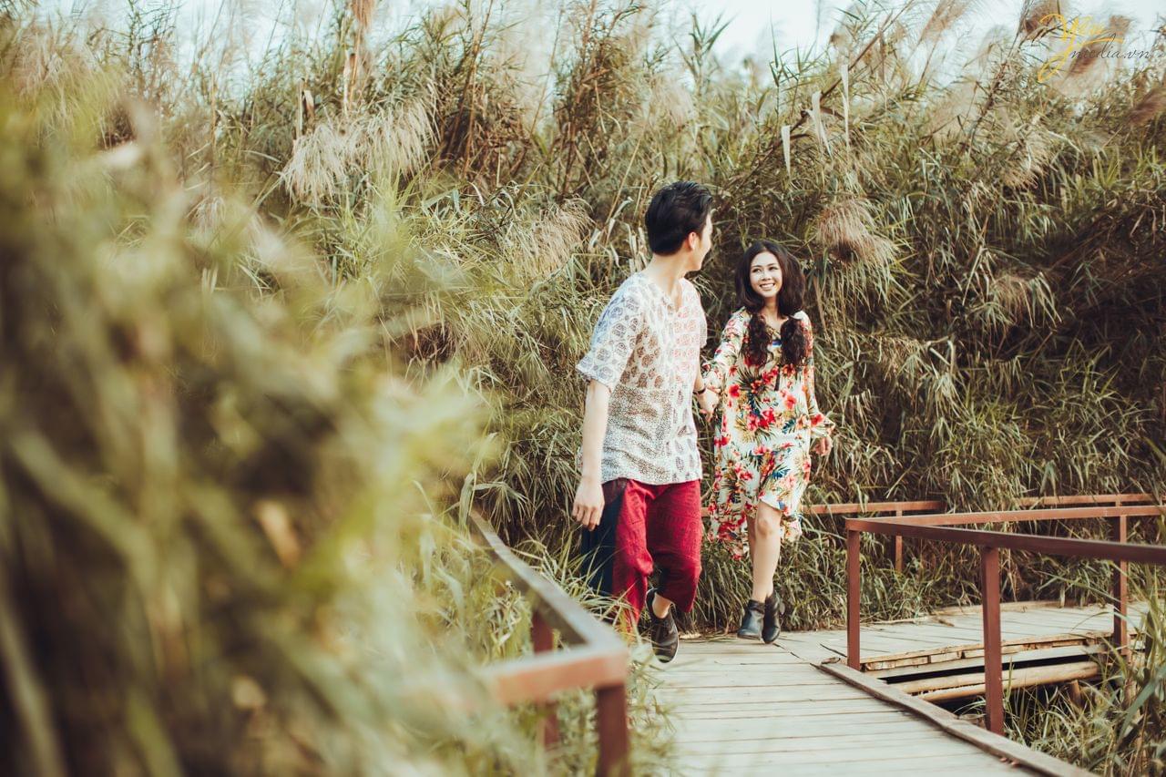 ảnh cưới pre wedding phong cách bohemian bãi đá sông hồng