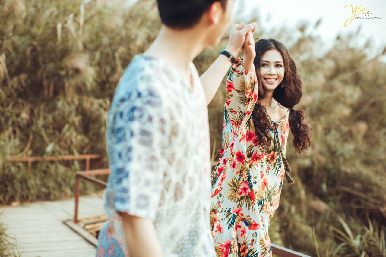 cô dâu chú rể nô đùa trên bãi bông lau