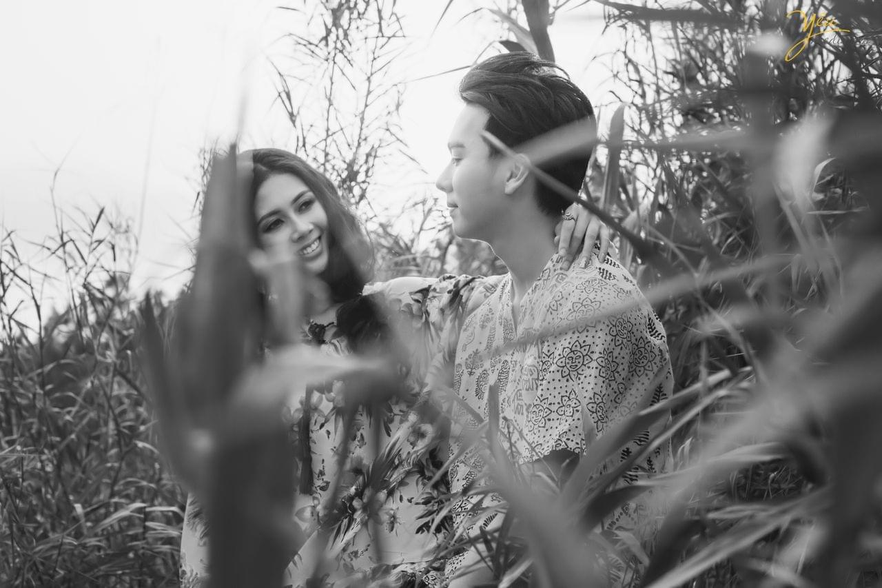 ảnh chụp đen trắng cô dâu chú rể trò chuyện cùng nhau