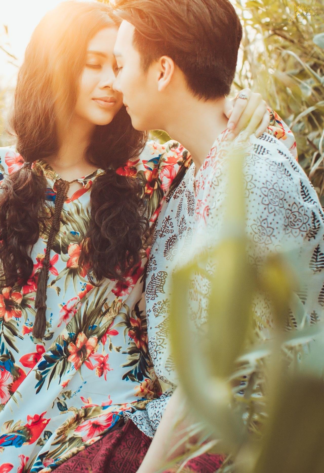 cô dâu chú rể kề sát chuẩn bị hôn